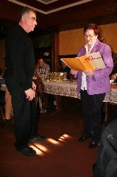 Margret Lehnert (HLV) überreicht Leonhard "Lonni" Emig die silberne Ehrennadel des DLV