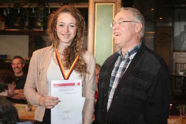 DOG-Auszeichnung "Leichtathletik-Junior-Sportlerin des Jahres" für Laura Glaser durch Willi Hartmann